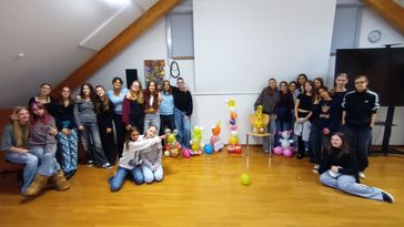 Teambuilding - die 9a bastelt Ziegen, Bienen und Giraffen.